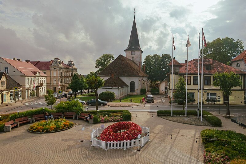 Tukuma centrs ar rožu vainagu