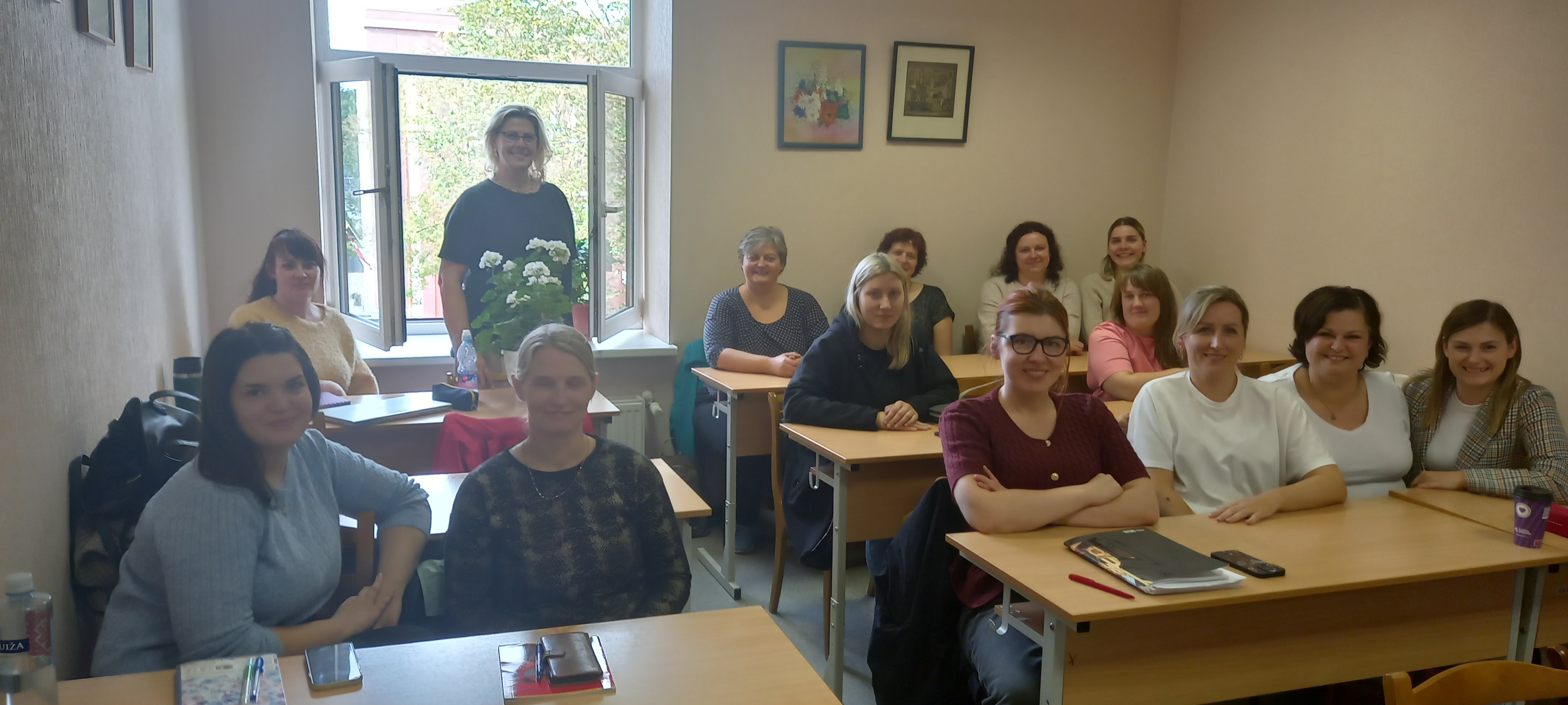 LU Jēkabpils filiāles studenti un docētāja Gunta Kraģe nodarbībā.