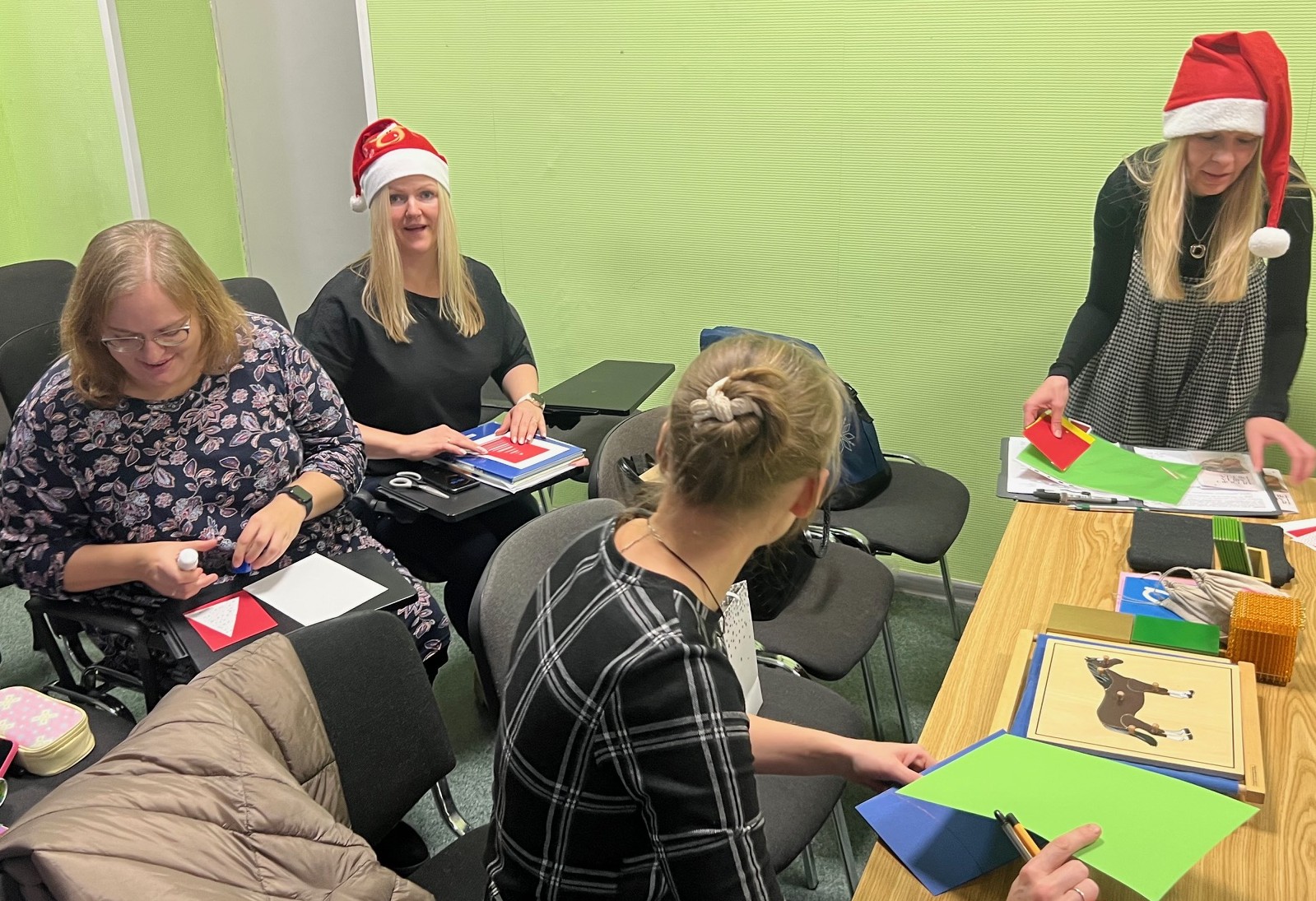 LU Cēsu filiāles studentes gatavo Ziemassvētku kartītes labdarībai.
