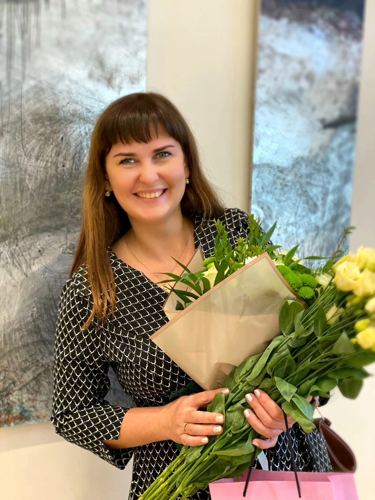 Elīna Skuja ar ziediem rokā