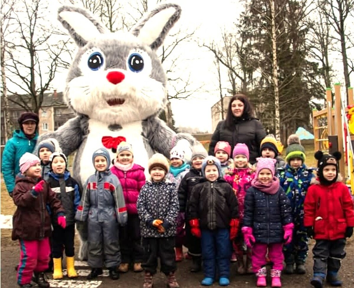 Kopbilde - LU Madonas filiāles studente Vita Jana, Jaungulbenes PII "Pienenīte" Cālīšu grupas bērni un pedagoga palīgs Astra.