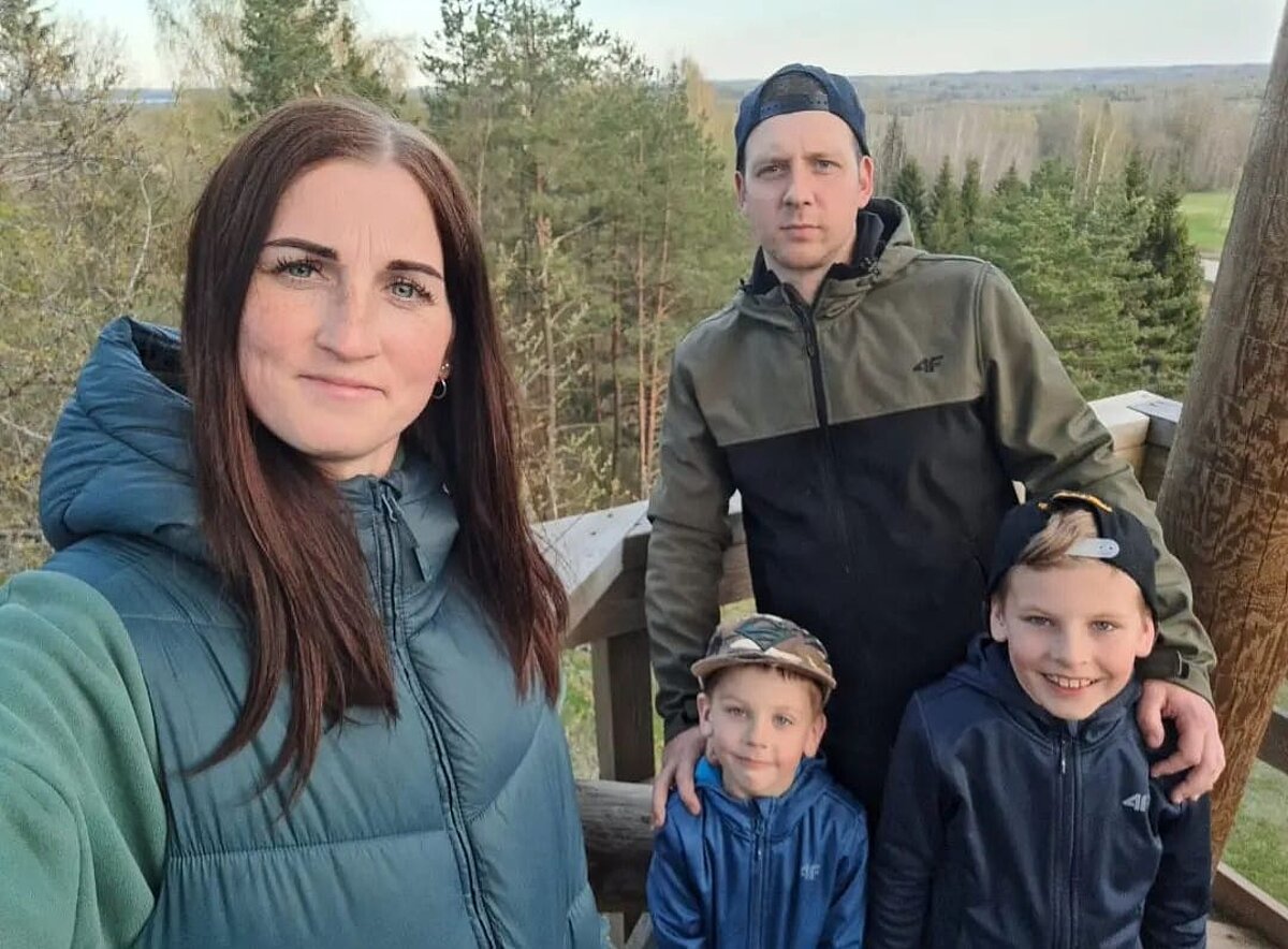 LU Madonas filiāles absolvente Aivija Krišāne kopā ar ģimeni skatu tornī virs meža