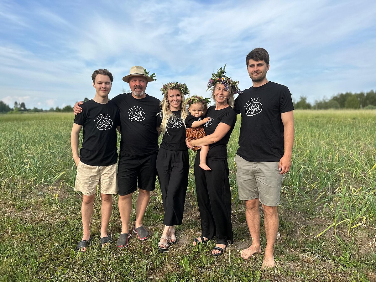 LU Madonas filiāles absolvente Ance Abramova-Krūmiņa ar ģimeni Jāņos pie ķiploku lauka