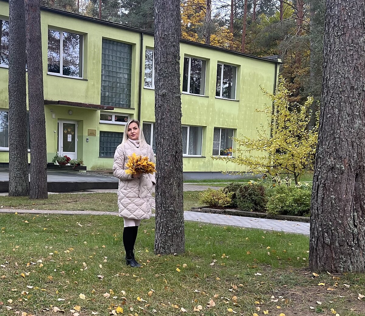 Elīna Spirģe pie bērnudārza ēkas
