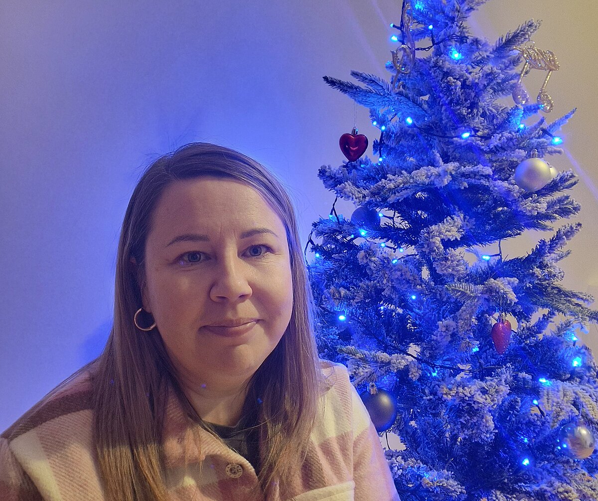 LU Madonas filiāles absolvente Ieva Vilnīte pie Ziemassvētku egles