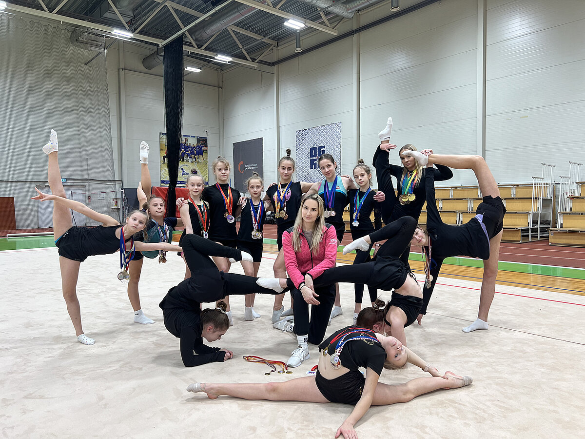 LU Tukuma filiāles absolvente Nellija Žvīgule ar audzēknēm.