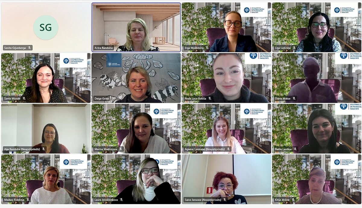 Grupas tiešsaistes sanāksmes ekrānuzņēmums ar  dalībnieku logiem, kuros redzamas dažādas telpas un virtuālie foni